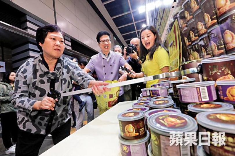 $1任夾罐頭鮑優惠限時15秒內完成,每日參加者名額5個。何頴賢攝冬日美食節昨日於灣仔會展開鑼,熟食區最受歡迎。一口鰻魚推出$1試食優惠吸客。林太(右二)與親友拖篋到場,花逾2,000元買海味。 $1任夾罐頭鮑優惠限時15秒內完成,每日參加者名額5個。何頴賢攝冬日美食節昨日於灣仔會展開鑼,熟食區最受歡迎。一口鰻魚推出$1試食優惠吸客。林太(右二)與親友拖篋到場,花逾2,000元買海味。