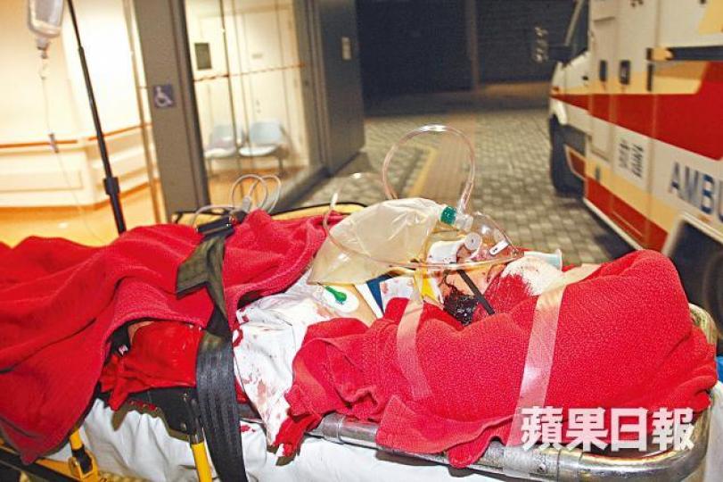 妻子身中多刀重創,送威爾斯醫院搶救,情況危殆。黎志偉攝女傷者的兒子(右)在醫院等候消息,警員在旁陪伴。黃麗英攝警員在血案現場調查。現場遺下懷疑兇器鐵鏟。黎志偉攝 妻子身中多刀重創,送威爾斯醫院搶救,情況危殆。黎志偉攝女傷者的兒子(右)在醫院等候消息,警員在旁陪伴。黃麗英攝警員在血案現場調查。現場遺下懷疑兇器鐵鏟。黎志偉攝
