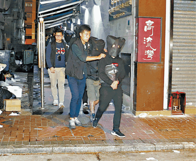 警方在油尖區酒吧反黑行動中,拘捕九男三女。 警方在油尖區酒吧反黑行動中,拘捕九男三女。