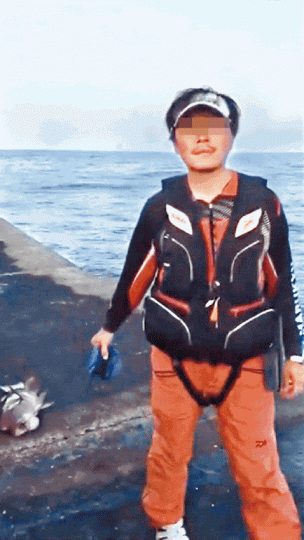 拖魚男用繩索將魚在地上拖行,並笑稱自己在「放狗」。互聯網魚隻最終被放生,但網民質疑受傷的魚恐難活命。 拖魚男用繩索將魚在地上拖行,並笑稱自己在「放狗」。互聯網魚隻最終被放生,但網民質疑受傷的魚恐難活命。