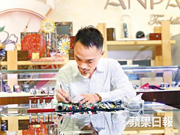 以999足金造出的龍鳳鐲錶,新人婚後可將足金配件拆下換成皮帶。
以999足金造出的龍鳳鐲錶,新人婚後可將足金配件拆下換成皮帶。