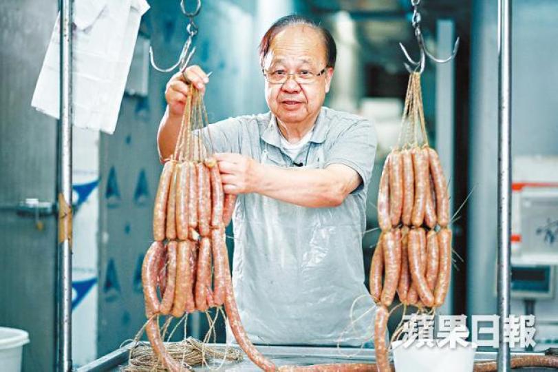 錦叔製作了幾十年臘腸,已經成為一種鍾情。臘腸顏色太深代表肉質不好;太紅的話又很大機會加了色素,取之中庸最好。阿斌應該是做臘腸這一行中,最年輕的一位。兒子阿文是一名攝影師,每到臘腸季都會抽空回來幫忙。女兒阿儀自小於街市幫忙賣豬肉,所以一點不怕髒。錦叔明言過年後就退休,交棒予女兒。阿儀喜歡嘗鮮,故想到於臘腸中加入黑松露。臘肉要歪歪扭扭才好,代表是新鮮豬肉烘焙而成。錦叔認為做食物者,只要盡了自己本分就好。錦叔很自豪自己的臘腸,因為取用自家曬的豉油醃製而成。灌腸後要打針,讓其透氣。在香港沒有地方生曬,烘 錦叔製作了幾十年臘腸,已經成為一種鍾情。臘腸顏色太深代表肉質不好;太紅的話又很大機會加了色素,取之中庸最好。阿斌應該是做臘腸這一行中,最年輕的一位。兒子阿文是一名攝影師,每到臘腸季都會抽空回來幫忙。女兒阿儀自小於街市幫忙賣豬肉,所以一點不怕髒。錦叔明言過年後就退休,交棒予女兒。阿儀喜歡嘗鮮,故想到於臘腸中加入黑松露。臘肉要歪歪扭扭才好,代表是新鮮豬肉烘焙而成。錦叔認為做食物者,只要盡了自己本分就好。錦叔很自豪自己的臘腸,因為取用自家曬的豉油醃製而成。灌腸後要打針,讓其透氣。在香港沒有地方生曬,烘