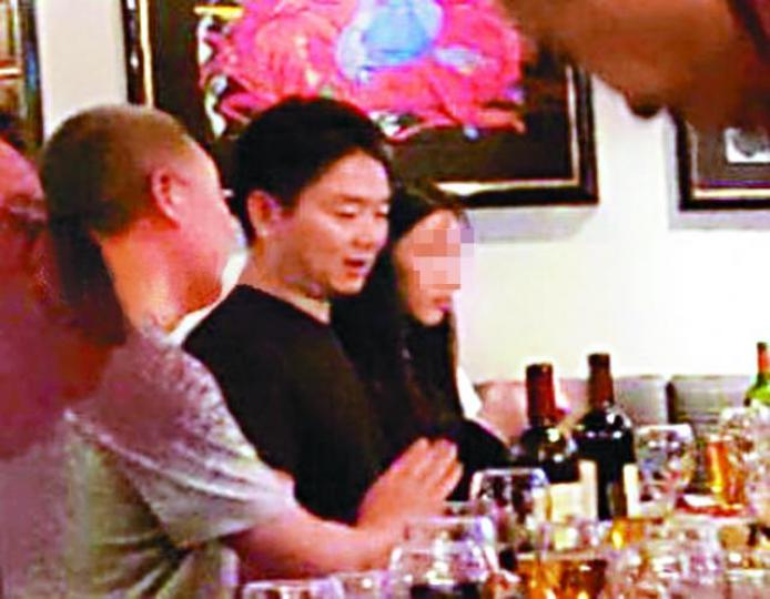 出事當晚宴會上,女事主(右)坐在劉強東身邊。互聯網 出事當晚宴會上,女事主(右)坐在劉強東身邊。互聯網