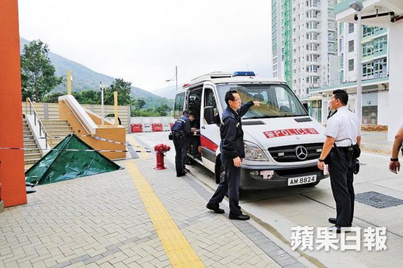 死者遺體由綠色帆布遮蓋,警方事後接報到場調查。梁瑞帆攝 死者遺體由綠色帆布遮蓋,警方事後接報到場調查。梁瑞帆攝
