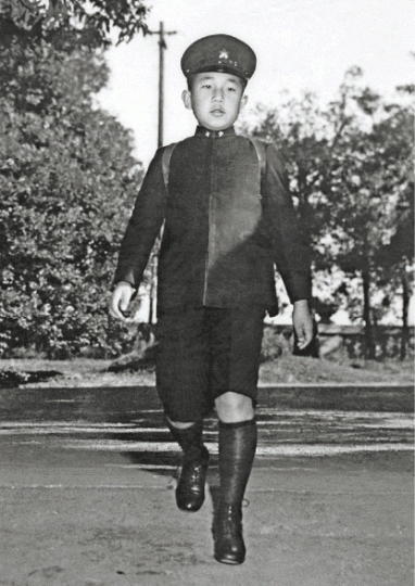 1945年,11歲的皇太子明仁在電台聽到父親在二戰中宣佈投降。美聯社 1945年,11歲的皇太子明仁在電台聽到父親在二戰中宣佈投降。美聯社