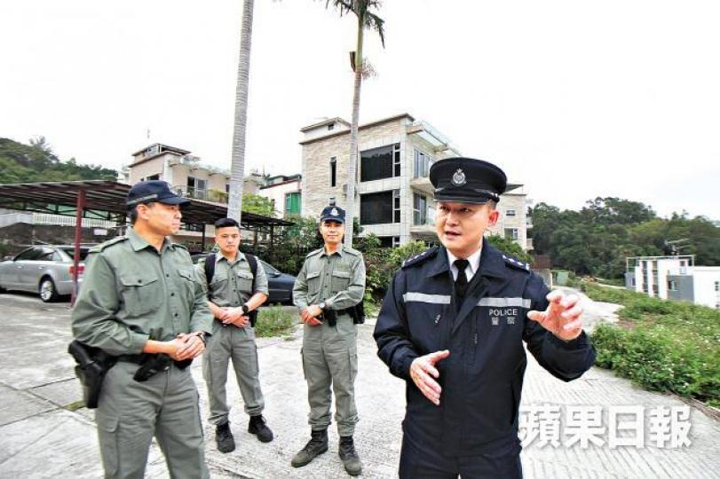 署理西貢分區指揮官陳澄傑(右)日前與村巡隊到西貢鄉郊宣傳防爆竊。劉柏麟攝 署理西貢分區指揮官陳澄傑(右)日前與村巡隊到西貢鄉郊宣傳防爆竊。劉柏麟攝