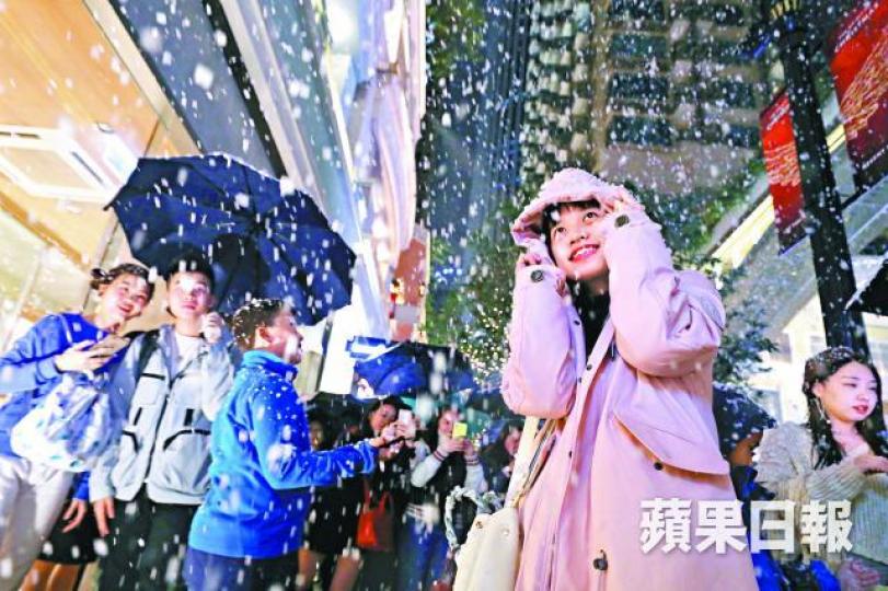 灣仔利東街漫天人造飄雪,讓市民感受聖誕氣氛。朱永倫攝 灣仔利東街漫天人造飄雪,讓市民感受聖誕氣氛。朱永倫攝