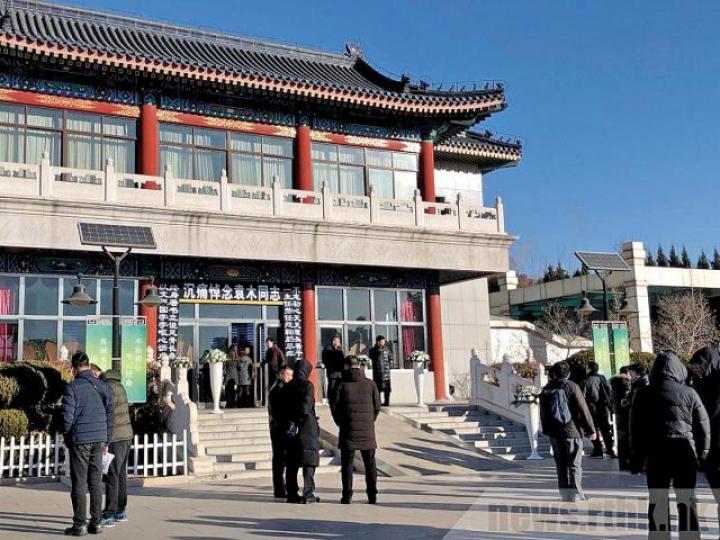 袁木的告別儀式昨在北京八寶山殯儀館舉行。香港電台袁木因曾在六四後宣稱解放軍天安門廣場「清場」時沒打死過一個人,換來海內外惡評。資料圖片 袁木的告別儀式昨在北京八寶山殯儀館舉行。香港電台袁木因曾在六四後宣稱解放軍天安門廣場「清場」時沒打死過一個人,換來海內外惡評。資料圖片
