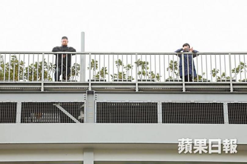 兩名神秘人從律政中心天台高處拍攝遊行情況。警方在長江中心外部署,停泊數架警車。王心義攝 兩名神秘人從律政中心天台高處拍攝遊行情況。警方在長江中心外部署,停泊數架警車。王心義攝