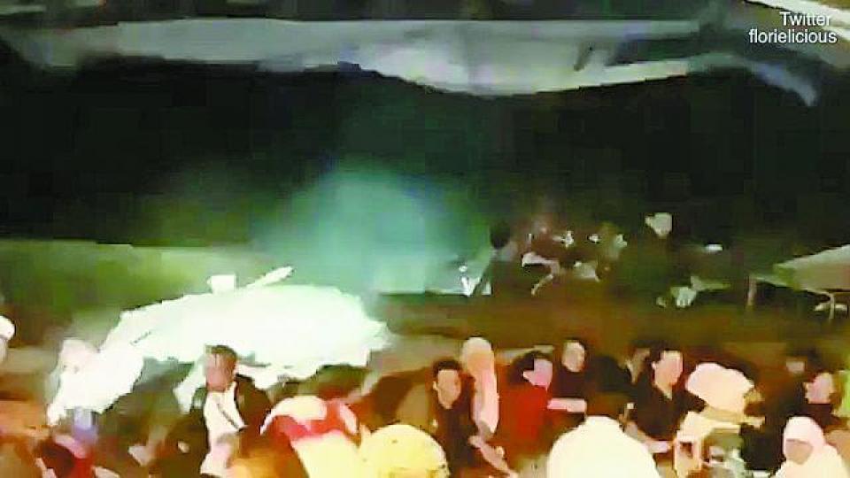 流行樂隊Seventeen連人帶舞台遭巨浪捲走。 互聯網 流行樂隊Seventeen連人帶舞台遭巨浪捲走。 互聯網