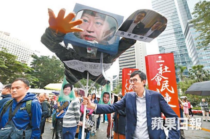 社民連製作大型潛水員道具參與遊行,諷刺鄭若驊失蹤。朱永倫攝1,200名市民昨冒雨上街,抗議鄭若驊不肯面對公眾。何頴賢攝主辦單位製作貼有鄭若驊大頭肖像的巨型西瓜波,寓意早日「尋人」成功。 社民連製作大型潛水員道具參與遊行,諷刺鄭若驊失蹤。朱永倫攝1,200名市民昨冒雨上街,抗議鄭若驊不肯面對公眾。何頴賢攝主辦單位製作貼有鄭若驊大頭肖像的巨型西瓜波,寓意早日「尋人」成功。