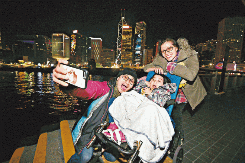 爸爸Hankel及媽媽Ivy推着愛女看燈飾,落力為她炮製難忘聖誕。 爸爸Hankel及媽媽Ivy推着愛女看燈飾,落力為她炮製難忘聖誕。