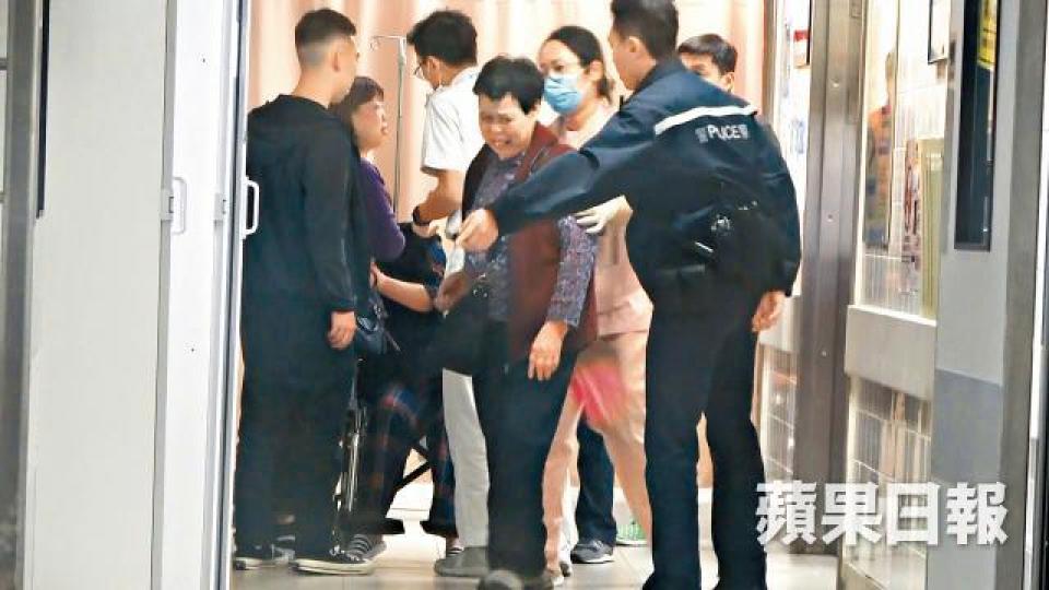 死者家人趕到醫院得悉噩耗後痛哭。黃江奇攝 死者家人趕到醫院得悉噩耗後痛哭。黃江奇攝
