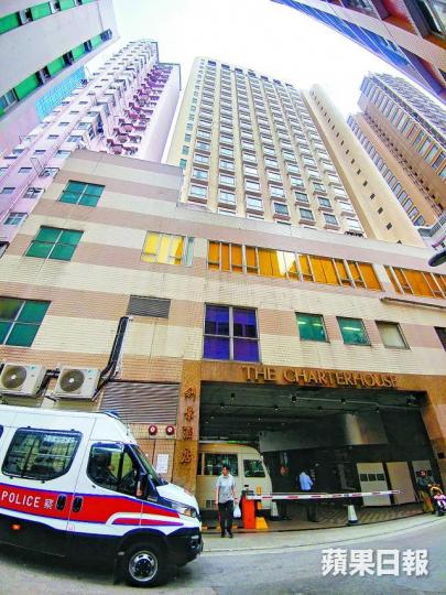 警方在酒店撿獲漂白水、消毒藥水及酒樽等。
警方在酒店撿獲漂白水、消毒藥水及酒樽等。