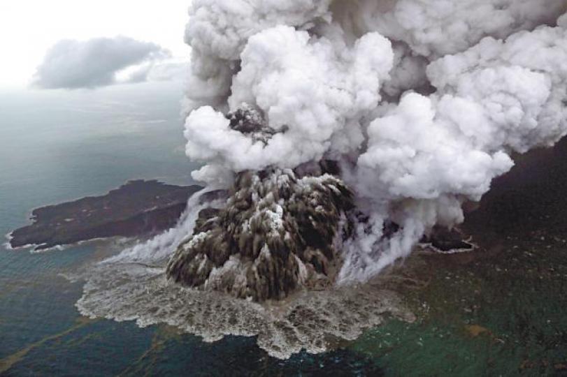 喀拉喀托之子火山在海嘯前後持續噴發,前天冒出大量濃煙,當局指山體崩塌導致海底滑坡和海嘯。路透社
喀拉喀托之子火山在海嘯前後持續噴發,前天冒出大量濃煙,當局指山體崩塌導致海底滑坡和海嘯。路透社