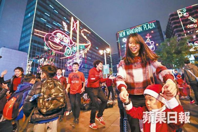 平安夜尖沙嘴人頭湧湧。 謝榮耀攝
平安夜尖沙嘴人頭湧湧。 謝榮耀攝