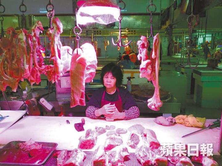 記者直擊埋豬現場,當地知情者指「眼見黃泥土地方,下面都是豬」。
記者直擊埋豬現場,當地知情者指「眼見黃泥土地方,下面都是豬」。