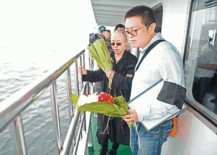 劉霞去年在弟弟劉暉陪同下將劉曉波骨灰撒向大海。今年10月,劉霞曾在訪美期間拜會學者余英時。 劉霞去年在弟弟劉暉陪同下將劉曉波骨灰撒向大海。今年10月,劉霞曾在訪美期間拜會學者余英時。