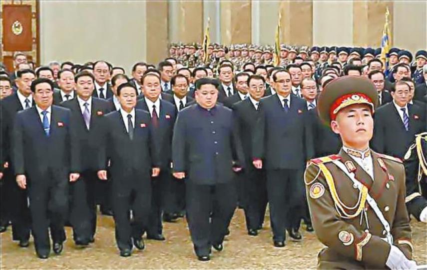 金正恩上周金正日逝世七周年到錦繡山太陽宮參拜時,沒有軍方領導人陪同。 金正恩上周金正日逝世七周年到錦繡山太陽宮參拜時,沒有軍方領導人陪同。