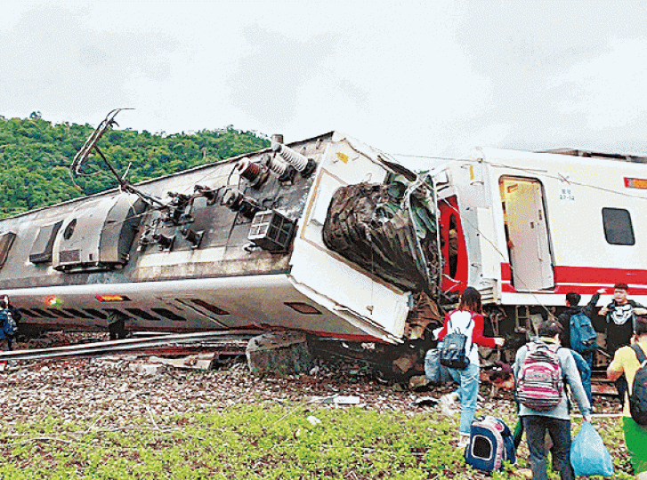 台鐵普悠瑪列車出軌事故死傷慘重。資料圖片重慶乘客司機互毆釀15死巴士墮橋慘劇,是人民互鬥的痛心例子。資料圖片 台鐵普悠瑪列車出軌事故死傷慘重。資料圖片重慶乘客司機互毆釀15死巴士墮橋慘劇,是人民互鬥的痛心例子。資料圖片