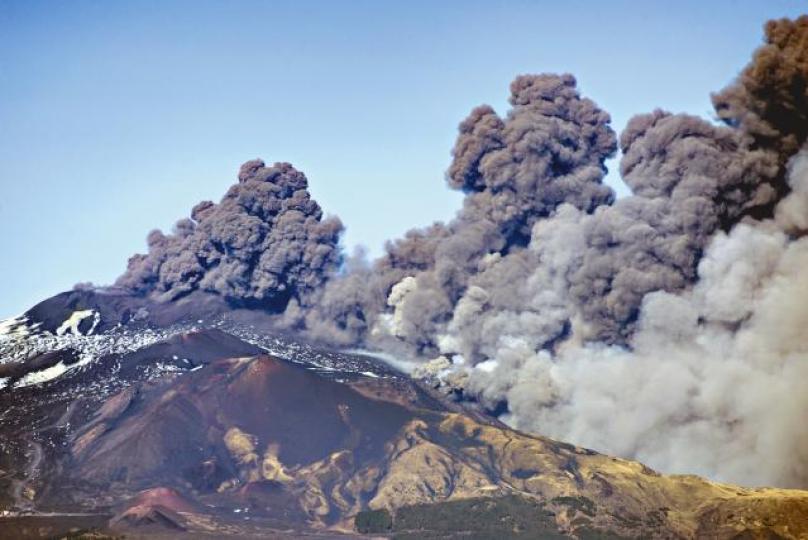 埃特納火山冒出大量黑煙。 埃特納火山冒出大量黑煙。