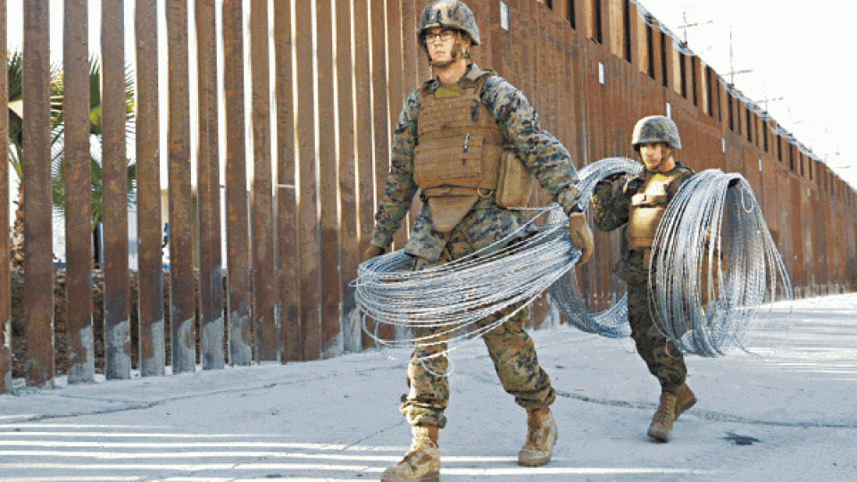 協助邊防的美軍負責鋪鐵絲網等任務。互聯網 協助邊防的美軍負責鋪鐵絲網等任務。互聯網