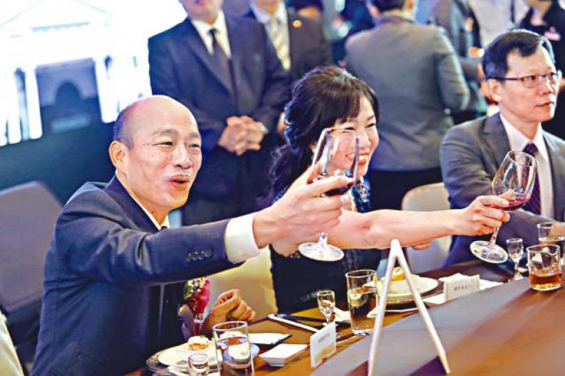 西裝筆挺的韓國瑜和妻子李佳芬向來賓敬酒。 西裝筆挺的韓國瑜和妻子李佳芬向來賓敬酒。