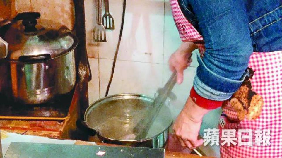 檔主將豬肉放入滾水烚約半分鐘,方便客人帶過關。 檔主將豬肉放入滾水烚約半分鐘,方便客人帶過關。
