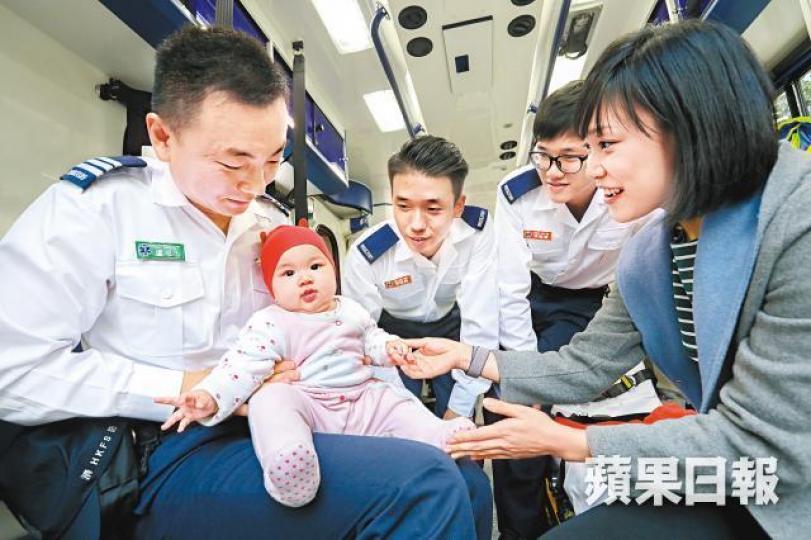 盧思杰(左一)與隊友在救護車內為何敏慧(右一)接生,女嬰嘉嘉現已五個月大。陳善南攝 盧思杰(左一)與隊友在救護車內為何敏慧(右一)接生,女嬰嘉嘉現已五個月大。陳善南攝