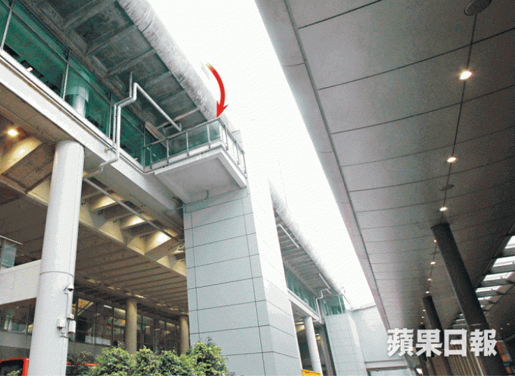 疑犯由機場客運大樓L8樓層跨欄跳落L7露天升降機平台,再進入客運大樓逃去。 疑犯由機場客運大樓L8樓層跨欄跳落L7露天升降機平台,再進入客運大樓逃去。