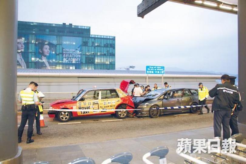 涉案七人車在機場客運大樓撞向的士後司機逃去,警員押解車上女乘客在場調查。黎志偉攝七人車女乘客被捕帶署。警員在長青公路追截涉案七人車(紅圈示)。 涉案七人車在機場客運大樓撞向的士後司機逃去,警員押解車上女乘客在場調查。黎志偉攝七人車女乘客被捕帶署。警員在長青公路追截涉案七人車(紅圈示)。
