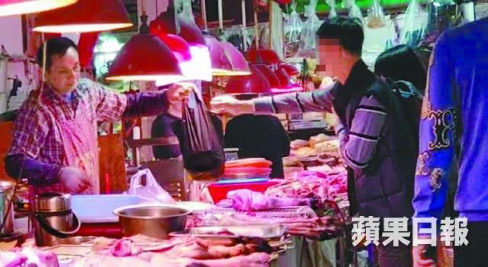 《蘋果》記者昨在深圳京湖市場,直擊一對男女購買400多元豬肉及羊肉後闖關。有檔主教客人用多層報紙包住新鮮豬肉過關。該對男女將生肉放在手提袋成功入境本港,沿途無海關人員查問。 《蘋果》記者昨在深圳京湖市場,直擊一對男女購買400多元豬肉及羊肉後闖關。有檔主教客人用多層報紙包住新鮮豬肉過關。該對男女將生肉放在手提袋成功入境本港,沿途無海關人員查問。