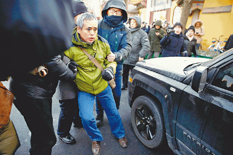 黑龍江維權人士楊春林在法院外被帶走。路透社 黑龍江維權人士楊春林在法院外被帶走。路透社