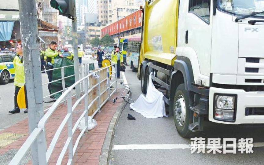 老翁屍體被白布遮蓋,旁邊遺下助行架。劉柏麟攝 老翁屍體被白布遮蓋,旁邊遺下助行架。劉柏麟攝