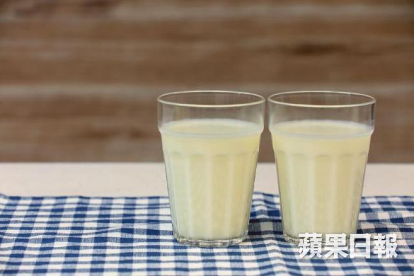 營養師稱,倘飲奶致腸胃不適,可嘗試每天早上飲少量暖奶,讓身體慢慢適應。李家皓攝 營養師稱,倘飲奶致腸胃不適,可嘗試每天早上飲少量暖奶,讓身體慢慢適應。李家皓攝