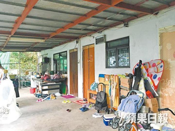 位於火炭的蚊坑隱世村屋,遠離煩囂及租金便宜,但蚊蟲較多。居民須行100級的石樓梯才可到達蚊坑村屋。 位於火炭的蚊坑隱世村屋,遠離煩囂及租金便宜,但蚊蟲較多。居民須行100級的石樓梯才可到達蚊坑村屋。
