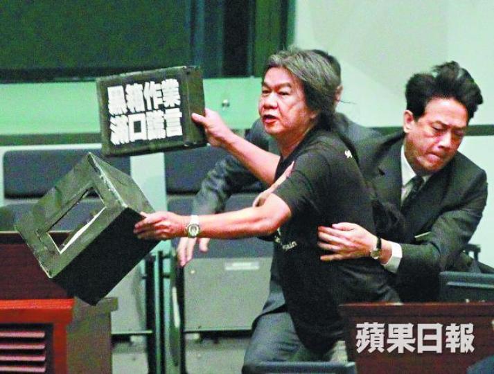 長毛梁國雄常在議事廳內抗爭,獲自決派正面評價。 長毛梁國雄常在議事廳內抗爭,獲自決派正面評價。