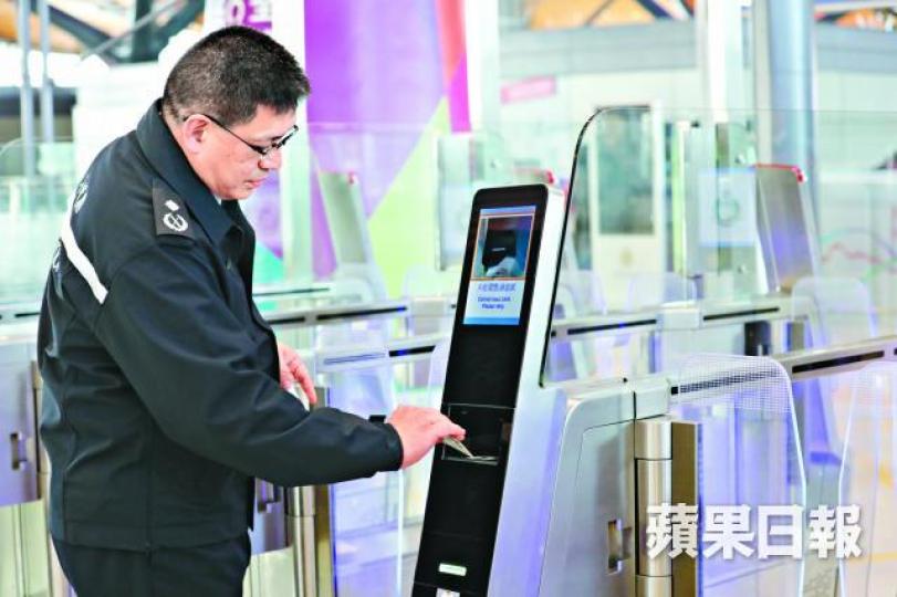 多功能e-道藉光學技術讀取新身份證。李家皓攝 多功能e-道藉光學技術讀取新身份證。李家皓攝
