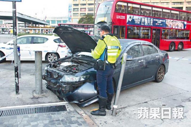 私家車失事撞鐵柱,司機及乘客逃去無蹤,警員在場調查。謝志輝攝 私家車失事撞鐵柱,司機及乘客逃去無蹤,警員在場調查。謝志輝攝