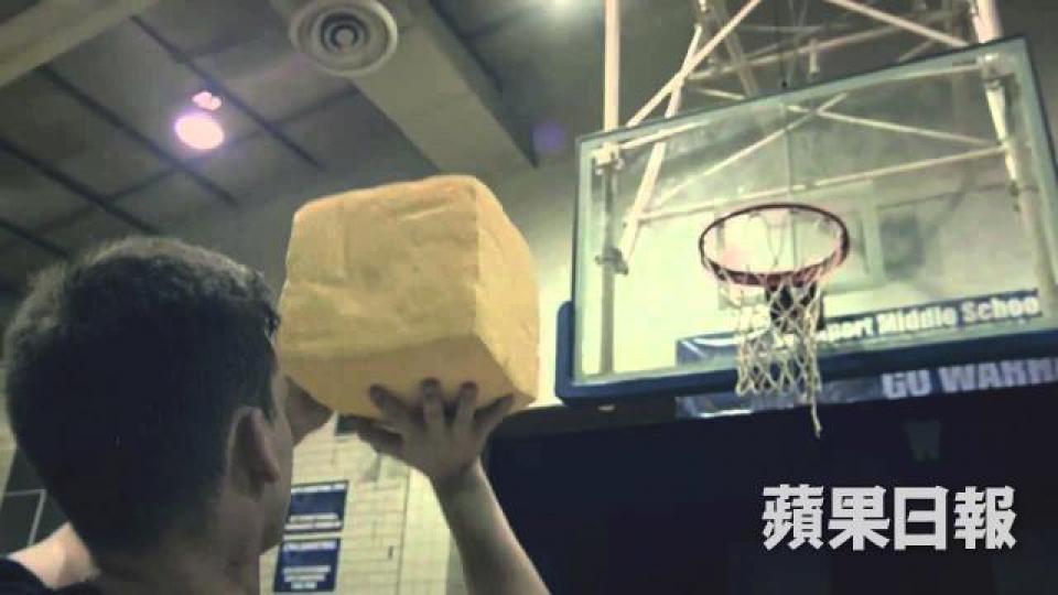 筆者認為,正方體投籃練習可讓新手更易掌握持球的平衡,但質疑能否提升射球準確度。 筆者認為,正方體投籃練習可讓新手更易掌握持球的平衡,但質疑能否提升射球準確度。