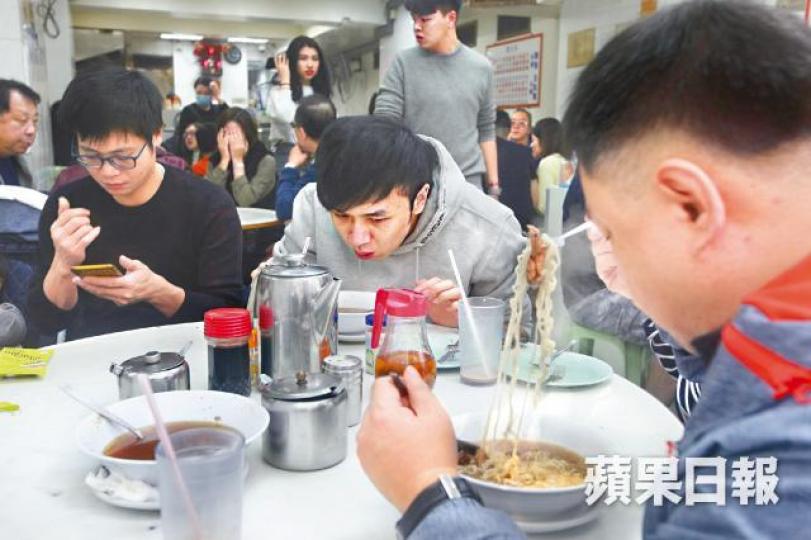 豬膶供貨緊張,賣豬膶麵聞名的維記咖啡粉麵要減料。李潤芳攝惠康出售來自惠州的冰鮮豬肉,而當地部份豬場已暫停向香港供貨。百佳有分店減價促銷新鮮豬肉,有皮豬上肉每斤29元。何家達攝 豬膶供貨緊張,賣豬膶麵聞名的維記咖啡粉麵要減料。李潤芳攝惠康出售來自惠州的冰鮮豬肉,而當地部份豬場已暫停向香港供貨。百佳有分店減價促銷新鮮豬肉,有皮豬上肉每斤29元。何家達攝