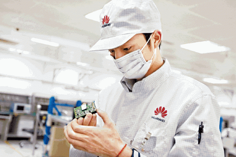美國懷疑華為設備有盜竊數據等功能;圖為華為員工檢查零件。特朗普擬再向華為及中興施壓,中美關係再掀波瀾。 設計圖片 美國懷疑華為設備有盜竊數據等功能;圖為華為員工檢查零件。特朗普擬再向華為及中興施壓,中美關係再掀波瀾。 設計圖片