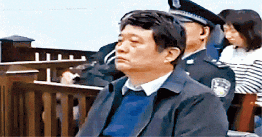 馬建出庭應訊,木無表情。 馬建出庭應訊,木無表情。