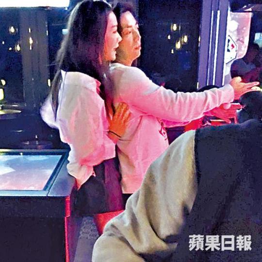 湯洛雯 當眾摸髀 湯洛雯 當眾摸髀