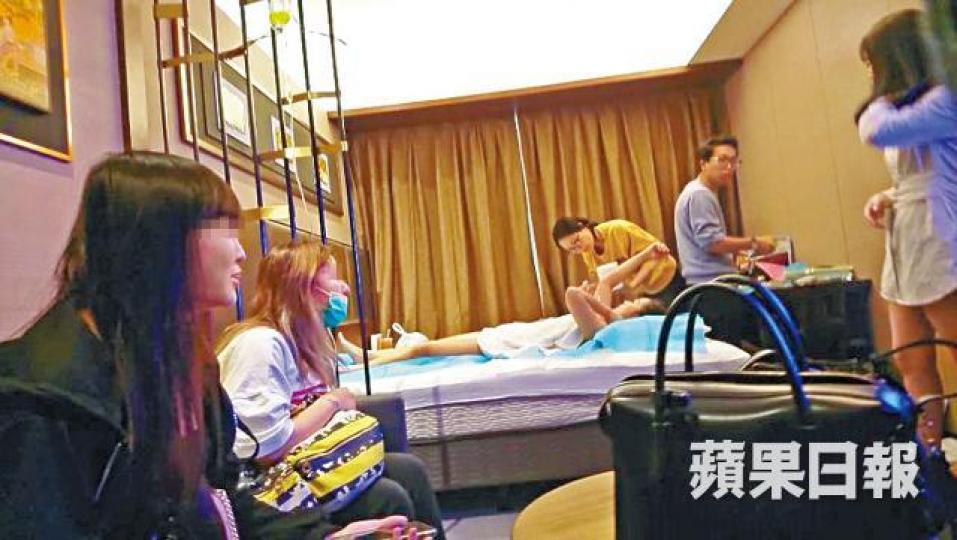 微整團假醫生將酒店房變成手術室,房內坐滿等候整形的少女。龔蕙芝攝假醫生與女友均住珠海但未同居,二人返珠海後會在九州港碼頭外分裝行李。莊建鑫攝 微整團假醫生將酒店房變成手術室,房內坐滿等候整形的少女。龔蕙芝攝假醫生與女友均住珠海但未同居,二人返珠海後會在九州港碼頭外分裝行李。莊建鑫攝