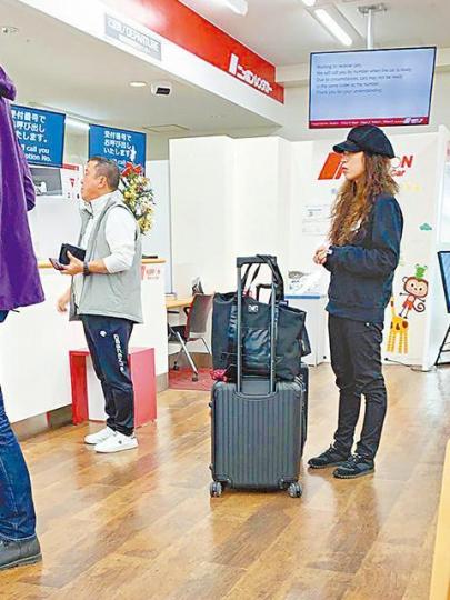 曾志偉撞車前一日被拍到與女伴Vanus現身北海道酒店。讀者提供圖片 曾志偉撞車前一日被拍到與女伴Vanus現身北海道酒店。讀者提供圖片