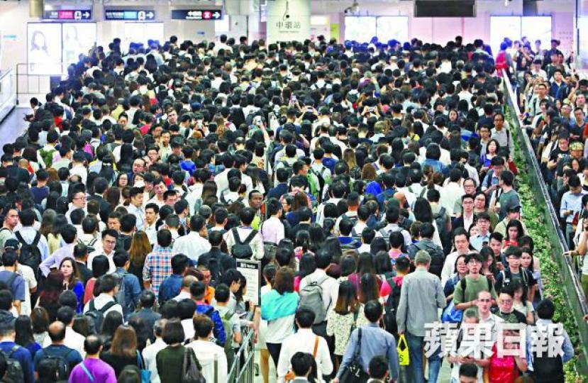 10月16日港鐵四綫齊冧,多個港鐵站擠滿大批候車市民。 10月16日港鐵四綫齊冧,多個港鐵站擠滿大批候車市民。