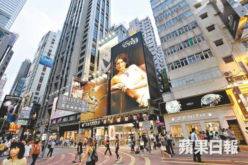 2011年Zenith以140萬元承租羅素街舖位,捱至去年中約滿遷出,業主劈租一半仍要丟空半年。資料圖片景隆街2號A2舖,2014年由找換店以26萬元續租,呎租高達8,667元,成為歷來舖王,去年該店僅以13.8萬元續租。 2011年Zenith以140萬元承租羅素街舖位,捱至去年中約滿遷出,業主劈租一半仍要丟空半年。資料圖片景隆街2號A2舖,2014年由找換店以26萬元續租,呎租高達8,667元,成為歷來舖王,去年該店僅以13.8萬元續租。