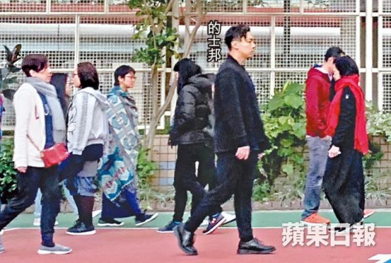 的士邦當日在操場帶領禪修課活動,被讀者大讚表現親切,樂於解答組員問題。讀者提供圖片詩詠被讀者發現透過禪修,釋放壓力。讀者提供圖片詩詠日前與的士邦一同做義工帶禪修班,兩人雖帶領不同組別,但也有交流。讀者提供圖片詩詠去年中與洪永城分手,身邊男伴車輪轉,先有盧啟邦,再有教育界的陳思銘,現在又與的士邦做義工。資料圖片 的士邦當日在操場帶領禪修課活動,被讀者大讚表現親切,樂於解答組員問題。讀者提供圖片詩詠被讀者發現透過禪修,釋放壓力。讀者提供圖片詩詠日前與的士邦一同做義工帶禪修班,兩人雖帶領不同組別,但也有交流。讀者提供圖片詩詠去年中與洪永城分手,身邊男伴車輪轉,先有盧啟邦,再有教育界的陳思銘,現在又與的士邦做義工。資料圖片