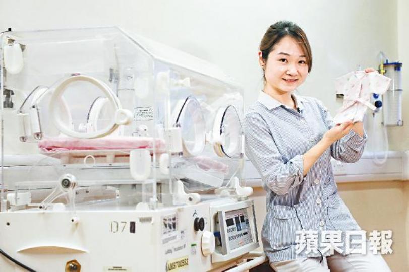 義務手作彩色小衣,這是白衣天使周嘉漫代孩子送給傷心父母的最後禮物。周嘉漫刻意選擇有美麗花紋、七彩繽紛的布料:「唔想只白色灰色……孩子就係應該有顏色」。醫院工作太忙,小壽衣都得在例假期間漏夜開工趕製。周嘉漫五年前畢業便被派到「最凶險」的NICU。 義務手作彩色小衣,這是白衣天使周嘉漫代孩子送給傷心父母的最後禮物。周嘉漫刻意選擇有美麗花紋、七彩繽紛的布料:「唔想只白色灰色……孩子就係應該有顏色」。醫院工作太忙,小壽衣都得在例假期間漏夜開工趕製。周嘉漫五年前畢業便被派到「最凶險」的NICU。
